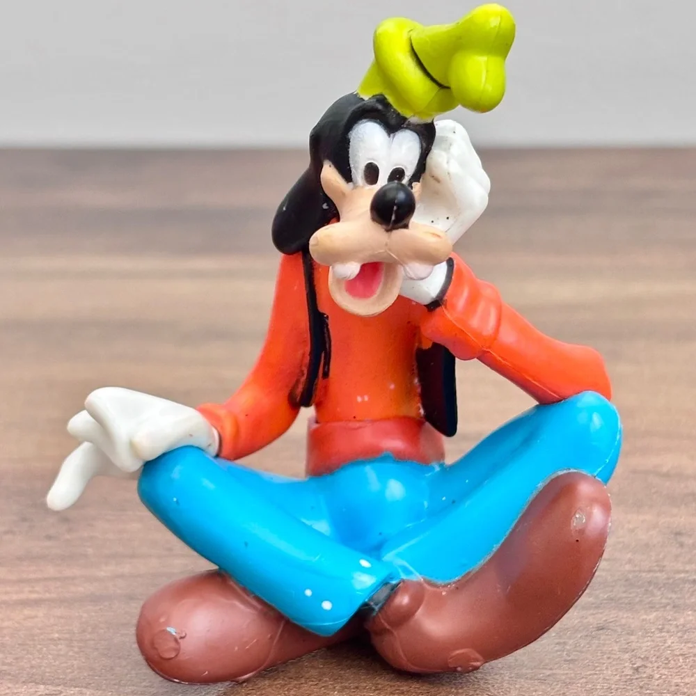 DISNEY Toy Figure GOOFY Sitting Cross Legged Thinking Cake Topper PVC 3.25